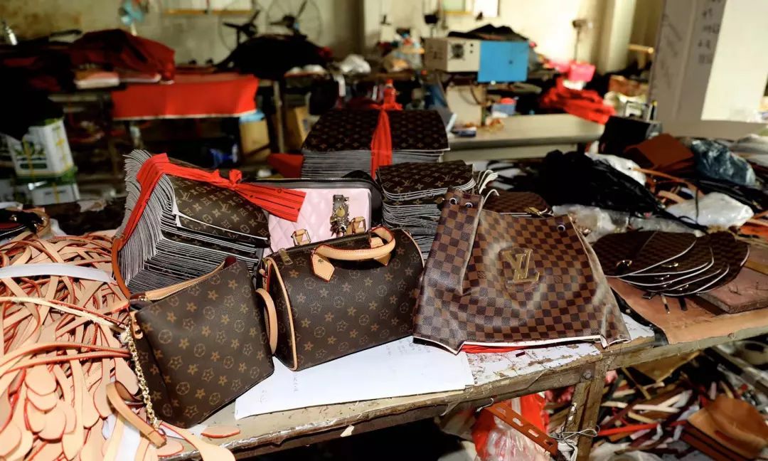 2500元的Burberry围巾竟是400元一条假货！连婴儿奶嘴也有假的 上海公安侦破多起假冒知名品牌案件