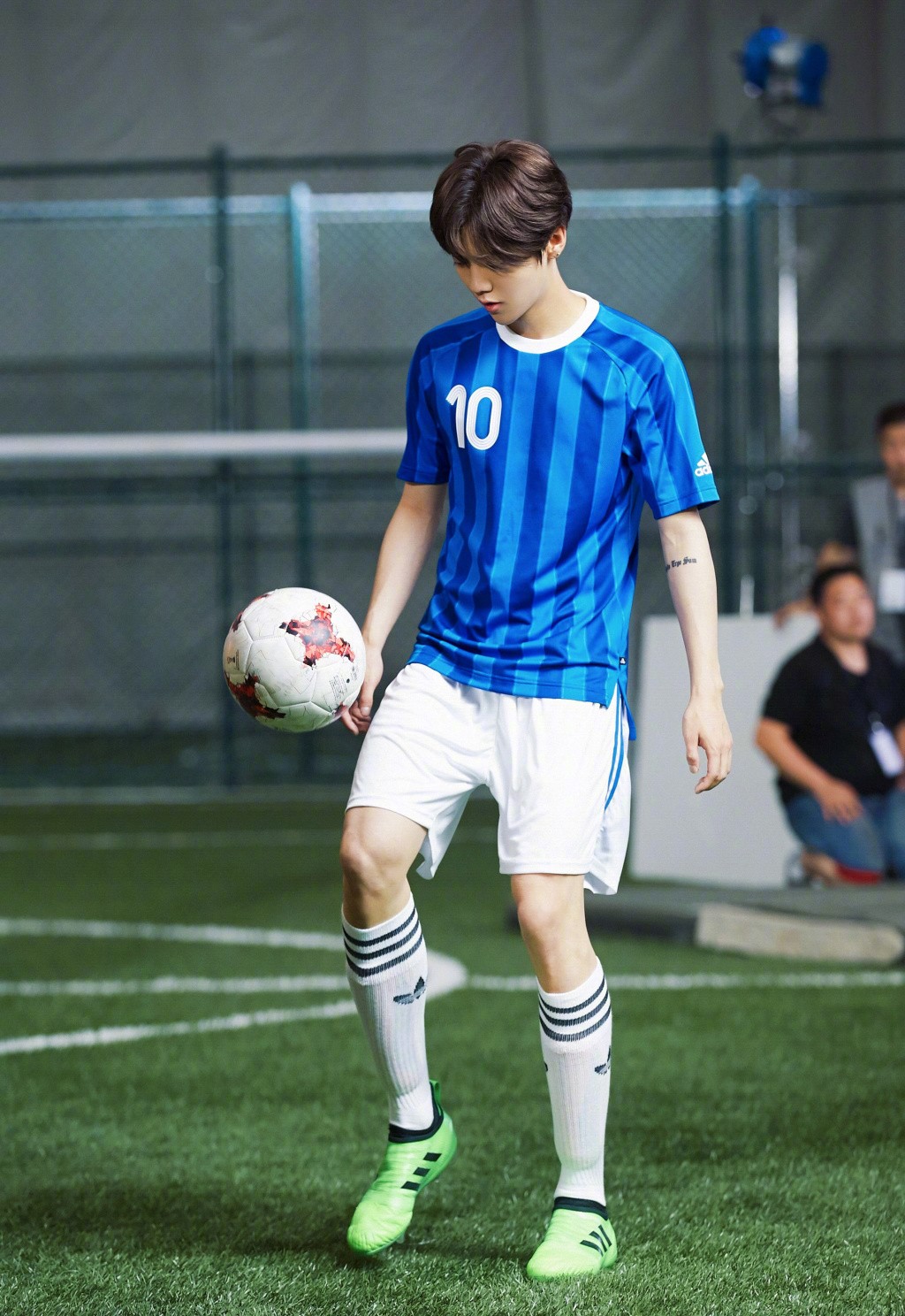 鹿晗穿过黑色运动鞋吗,鹿晗黑色装