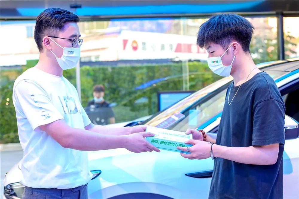 这个国庆节，上汽大众ID.家族用志愿红表达心中热爱