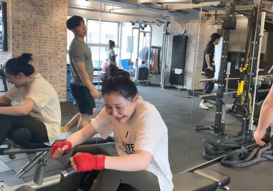 金靖为瘦腹太狠了,仰卧起坐配合腹部重击,真的需要这样吗?