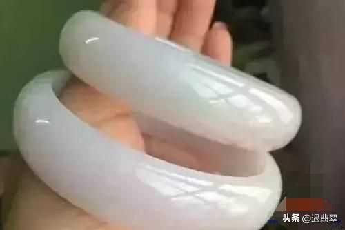 为什么有的翡翠手镯便宜有的贵,为什么有的翡翠手镯很便宜还好看