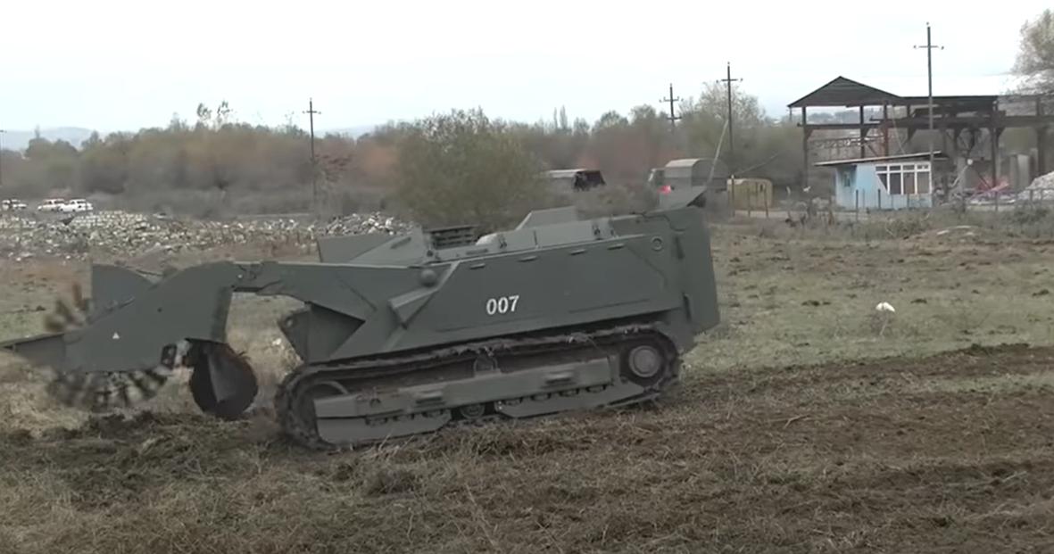 俄军新型无人扫雷车清除乌军雷场,俄罗斯扫雷车在农田里排雷