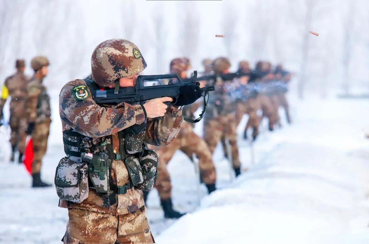 边防战士在风雪中的坚守,屹立在喀喇昆仑高原的边防战士