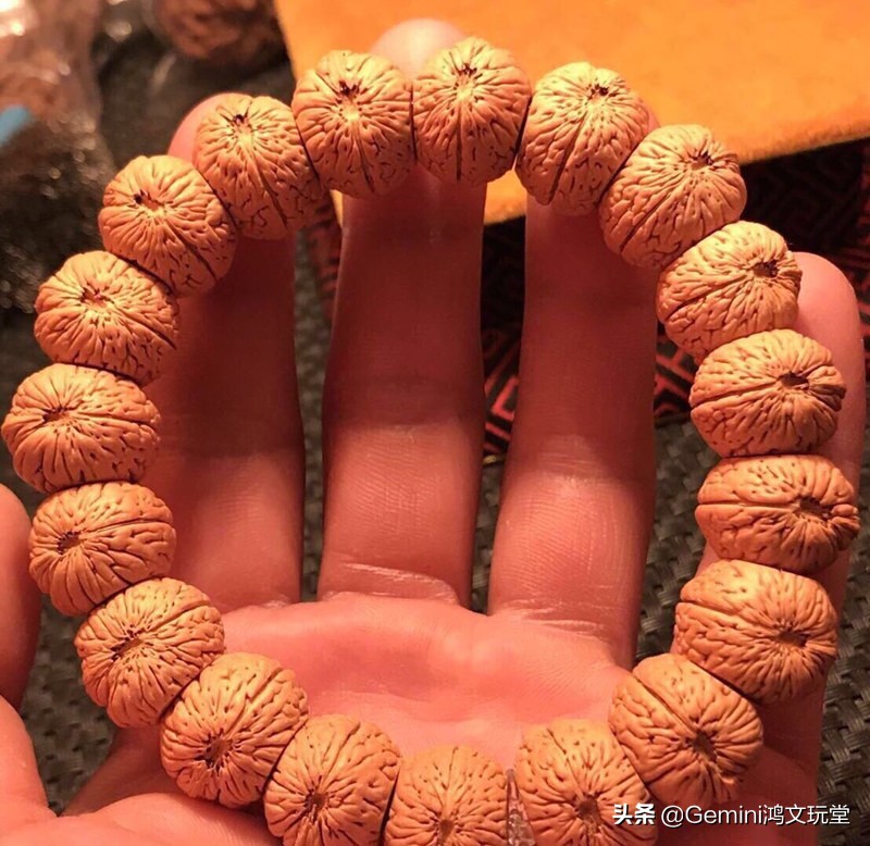 盘桃核戴手套好还是不戴手套好,戴手套和不戴手套盘桃核的区别