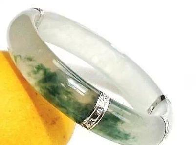 翡翠手镯基本知识大全,翡翠手镯的鉴赏方法和技巧