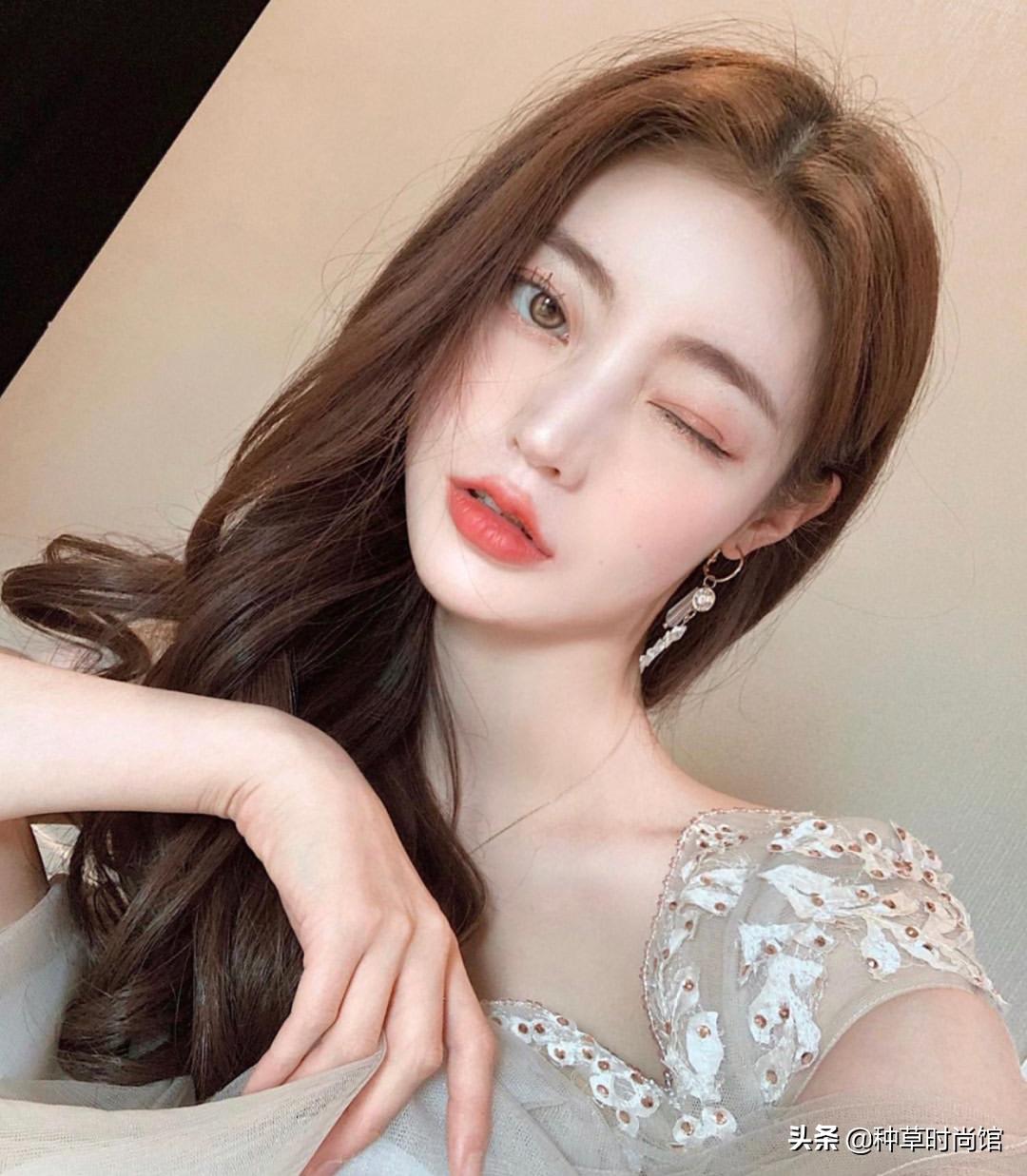 别再烫羊毛卷了！今夏“奶茶发”火了，超洋气