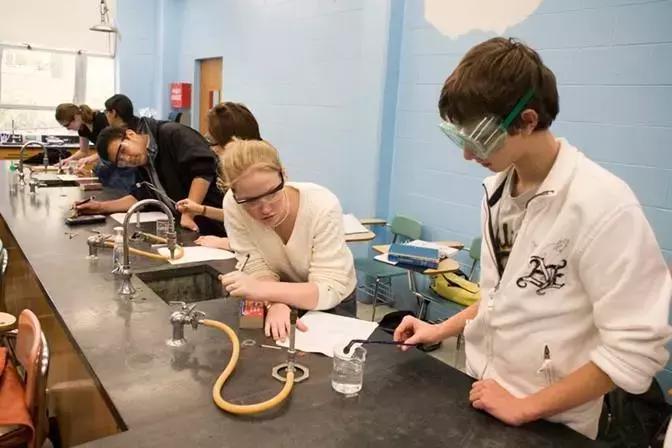 这所毗邻美国常青藤名校的中学，为何备受中国学生推崇？