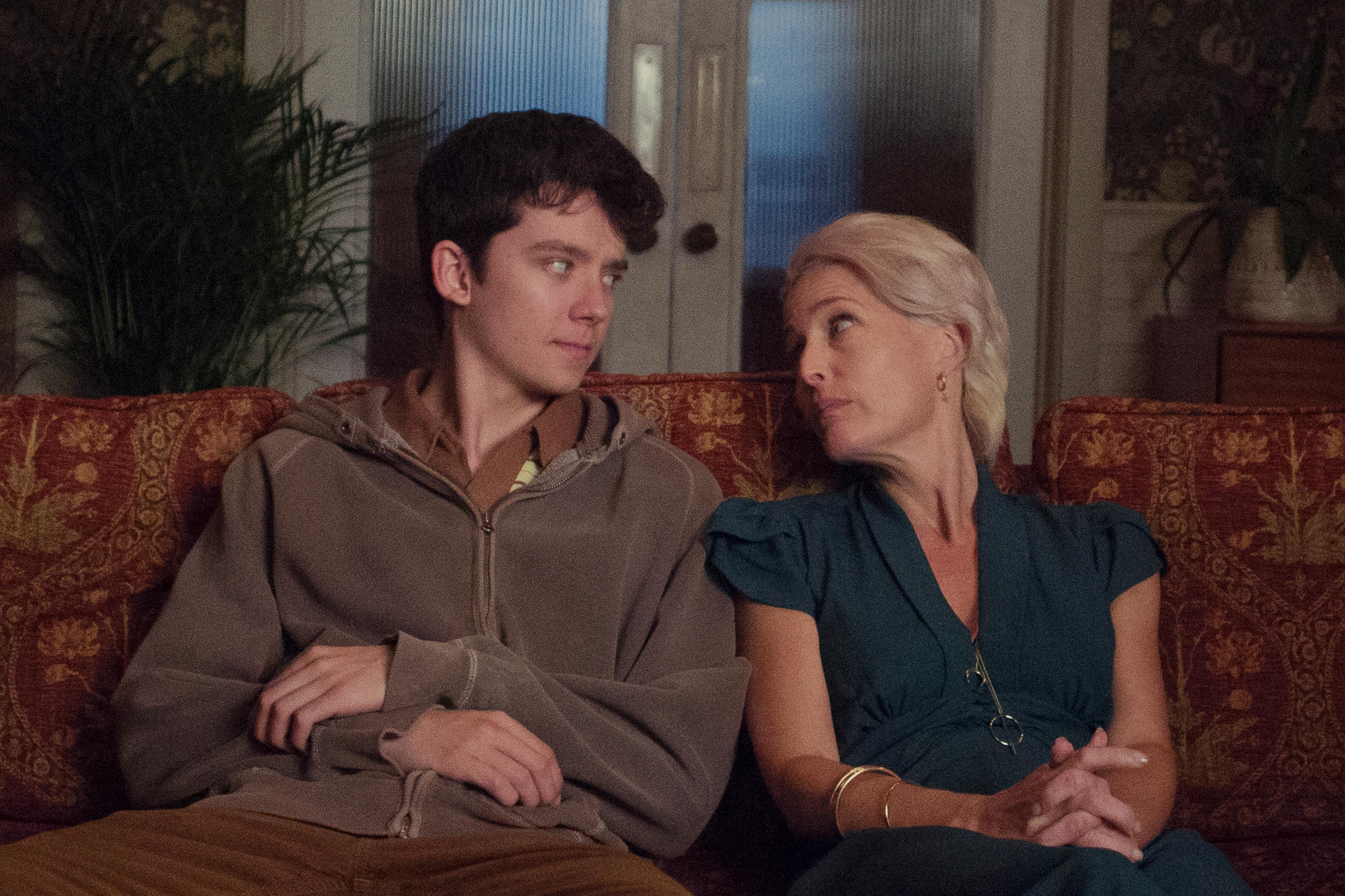 接过母亲的衣钵，身为*男处**的他成了校园*爱性**、情感治疗师