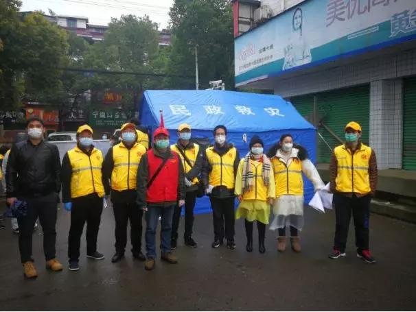 战疫志愿者坚守一线,抗击疫情志愿者守村口