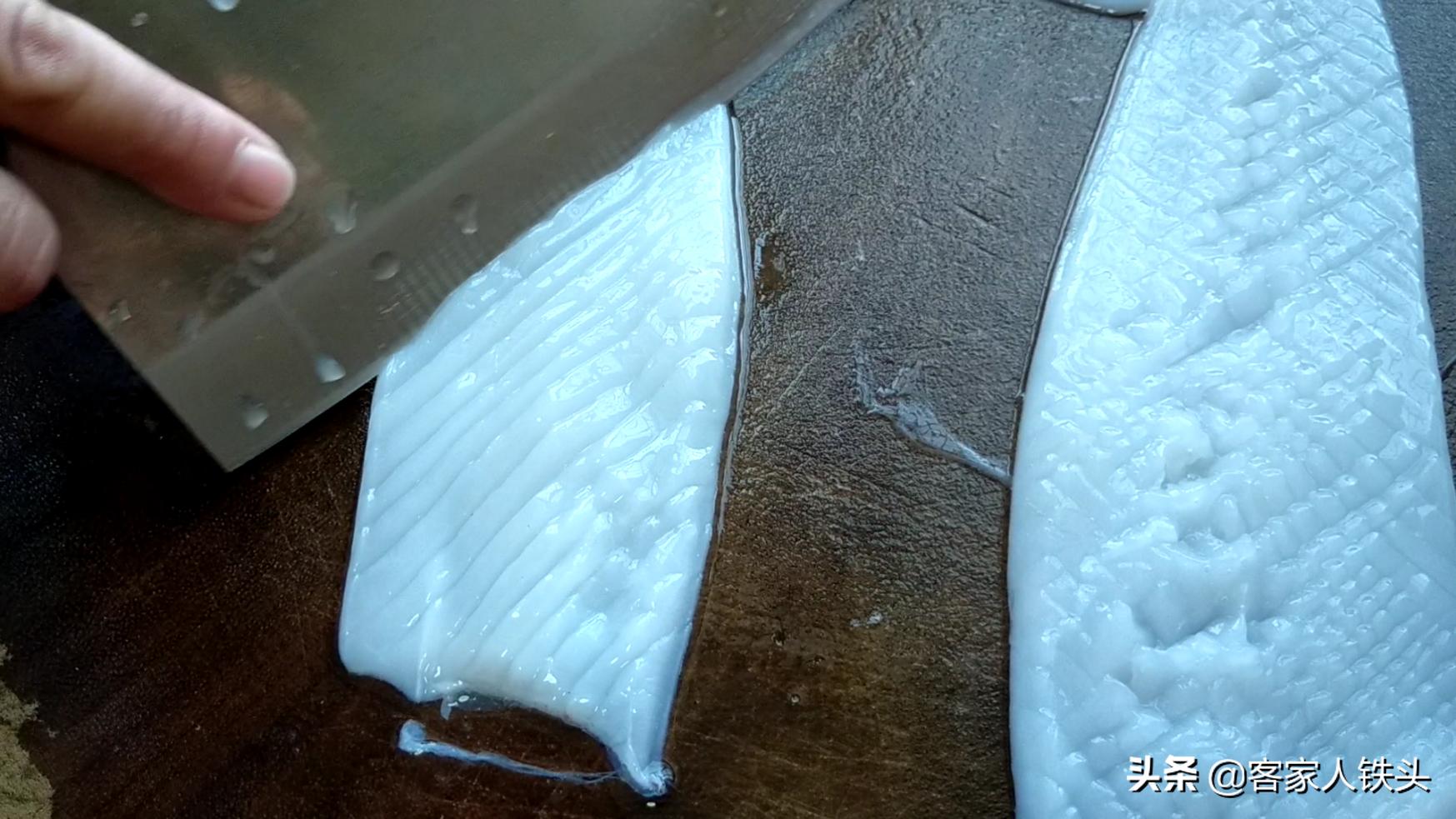 鱿鱼怎么切好吃又好看,青椒炒鱿鱼的鱿鱼要怎么切