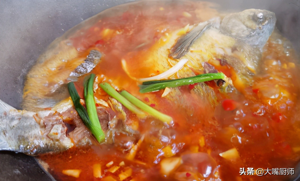 炖鱼里边添什么佐料鱼不腥气,炖鱼放不放鸡精