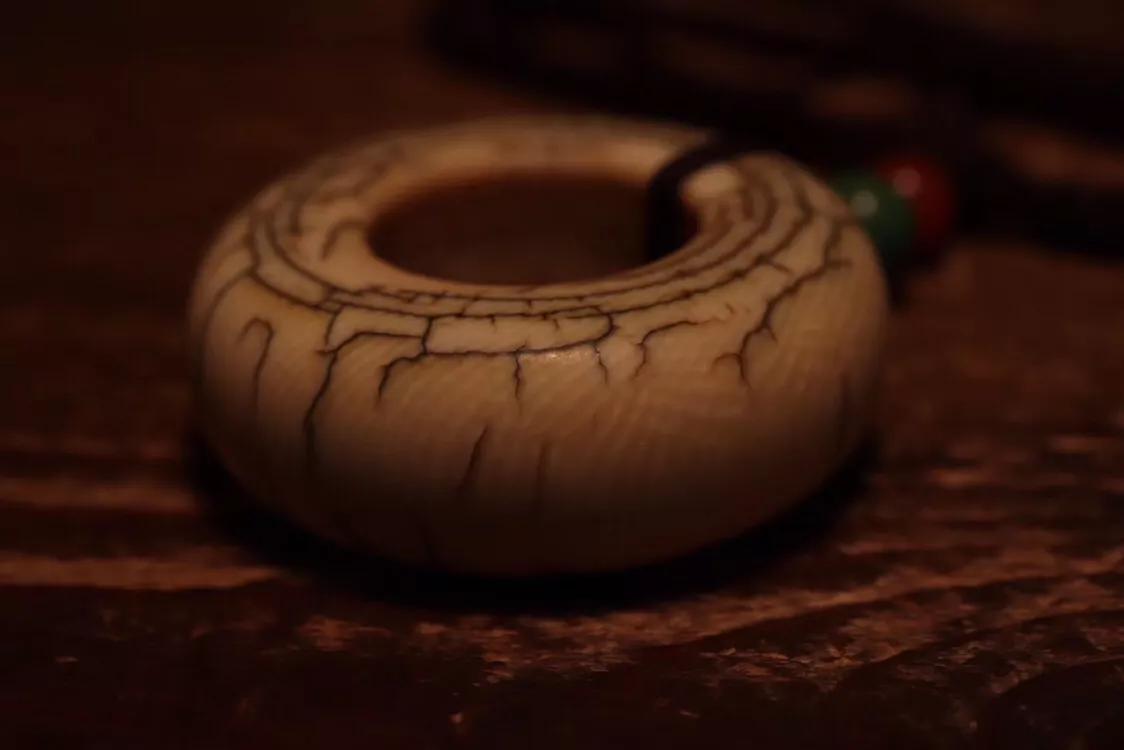 象牙裂的地方发黑,象牙裂了