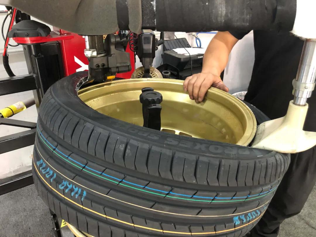 前轮换了新胎抖动是怎么回事,刚换的新轮胎为什么会瘪