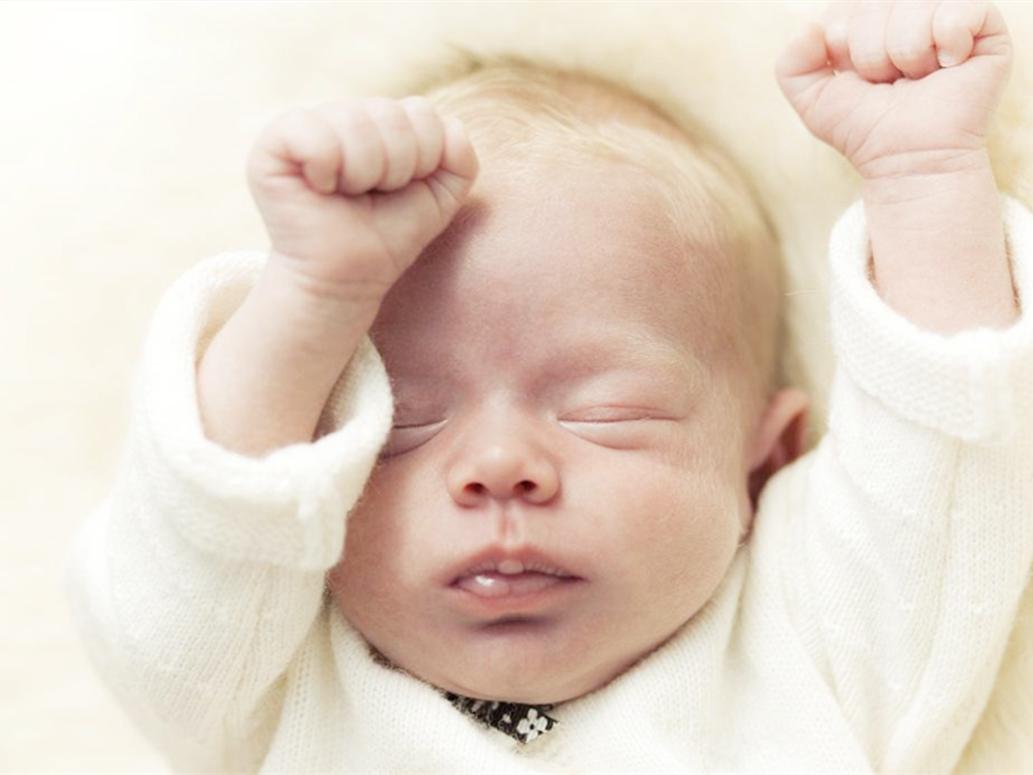 刚生出来的宝宝会做什么,刚出生的婴儿每天该如何照顾