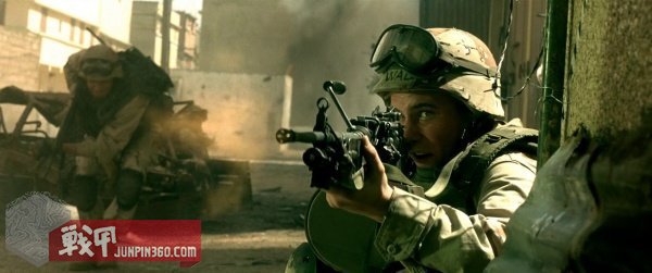 美国黑鹰战机坠落视频,十部顶级战争大片黑鹰坠落