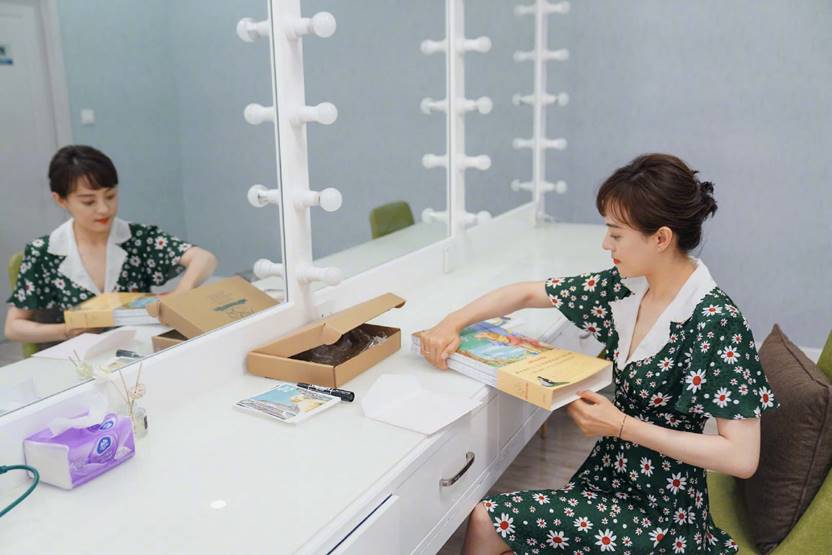 孙俪终于蓄起了长发,孙俪穿碎花裙视频