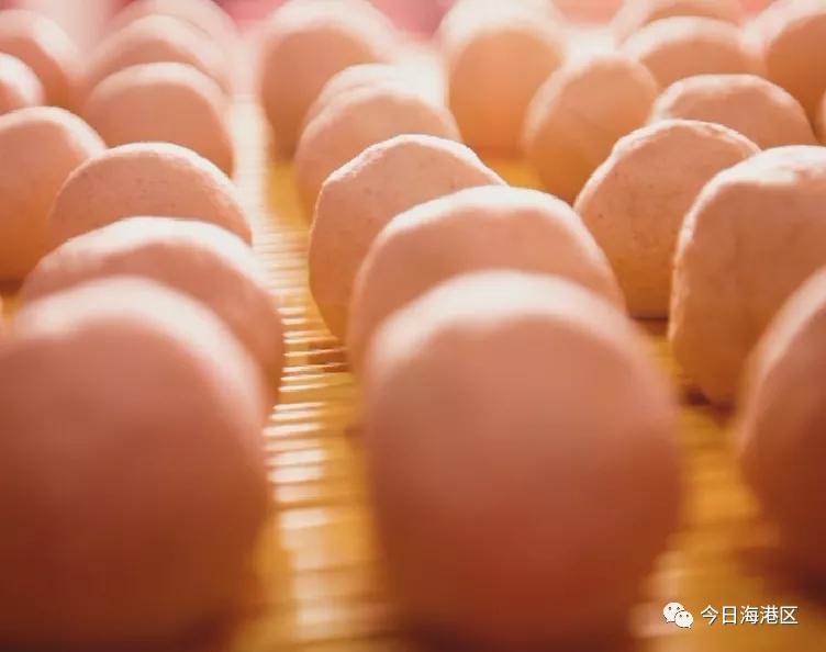 中秋节月圆之时家人团聚吃月饼,月圆人团圆不用等待的团聚更美味