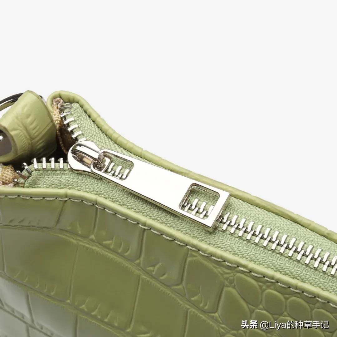 冬季背什么颜色的包包好看,40多岁背什么包包好看