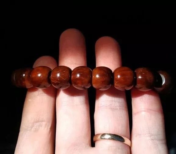 沉香手串包浆好还是不包浆好,怎样分辨包浆和不包浆的手串