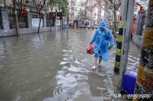 课桌搭桥！十三中门口积水，近2000名学生这样入校......