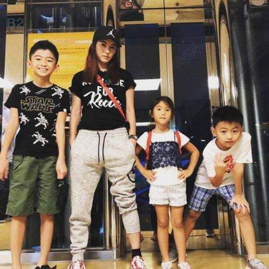 张柏芝推荐的小孩衣服,张柏芝带两个儿子去买学习用品