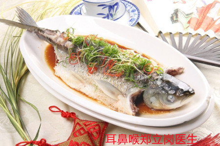 鱼骨卡喉咙久了会化掉吗,喉咙卡到鱼骨怎么解决