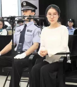 真奇葩！女儿进娱乐圈失败母亲重开洗浴中心，把孩子送上不归路