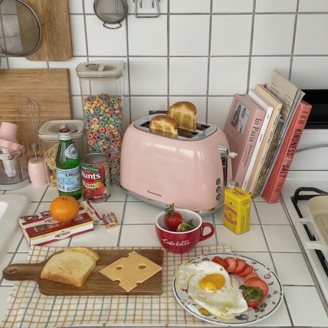 她很文静，高三时我经常摸她，总觉得她的皮肤比我凉，后来……