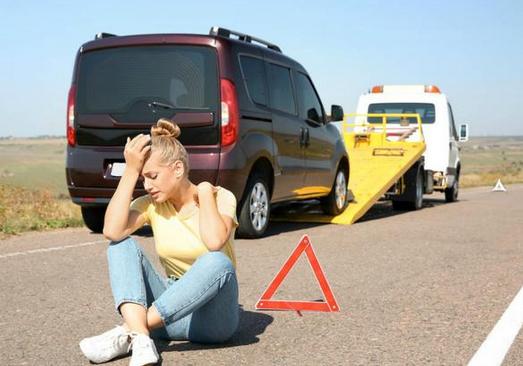 汽车没电打不着火，先别叫拖车，教你几招，不怕车子“趴路上”