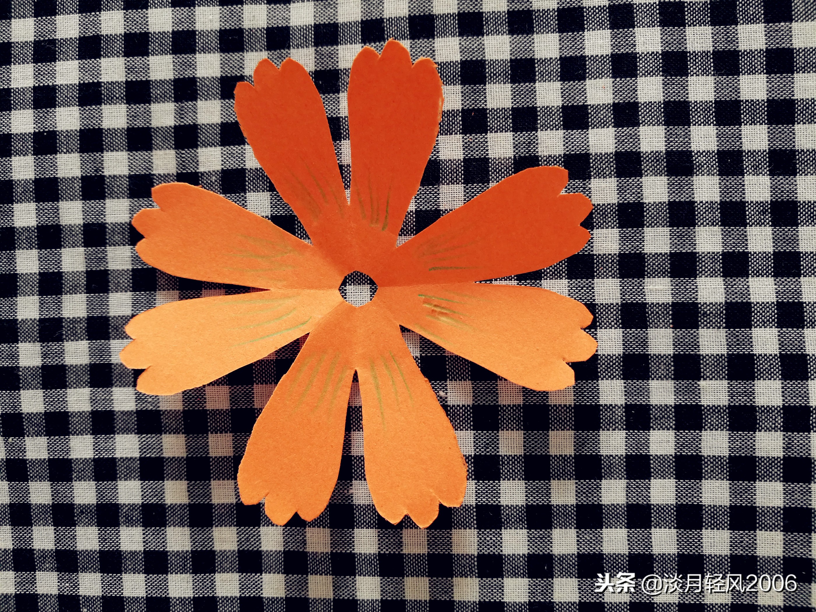 非常小的卡纸一束花手工制作,一枝花一张硬卡纸包装教程