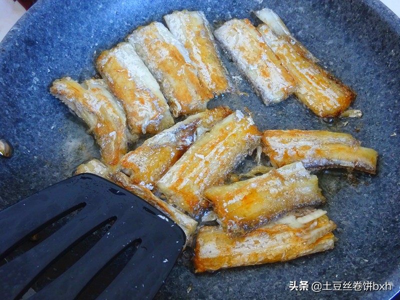 用老北京的烹饪方法做酥焖带鱼,焖带鱼怎么焖没有腥味儿