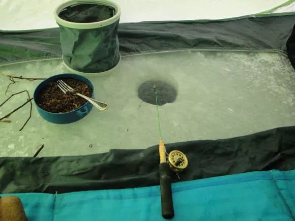 冬季冰钓钓深还是钓浅,冬季冰钓如何找鱼窝