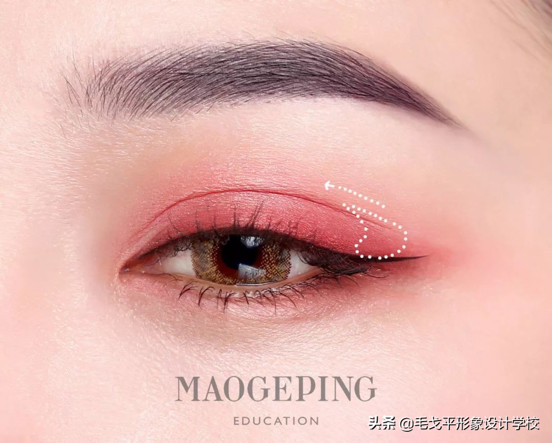 怎么画眼妆才不显脏,想学画眼妆今年最流行的眼妆