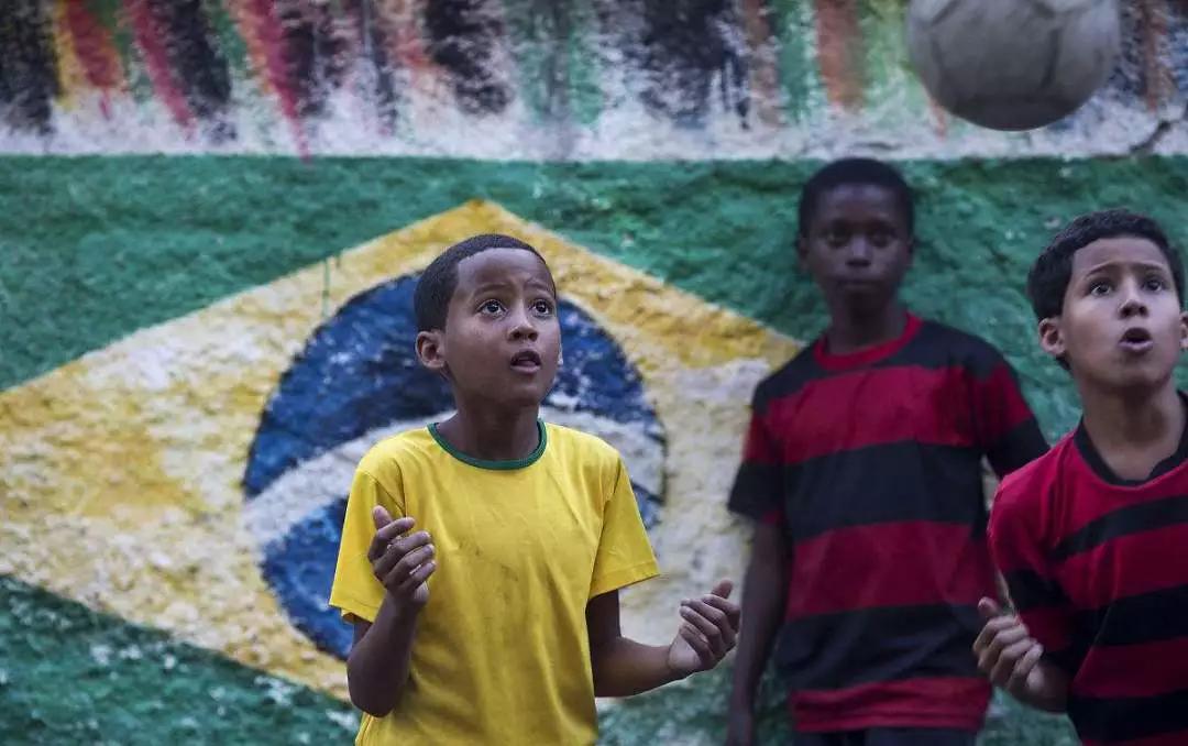 从侏儒症到巨人梅西,从侏儒到一代球王