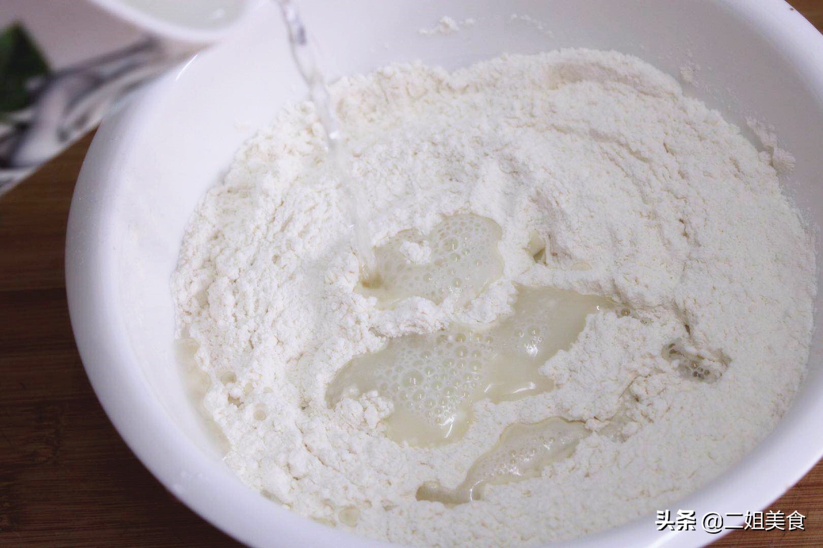 做湿面条加多少淀粉和碱,自己在家做面条面和水的比例