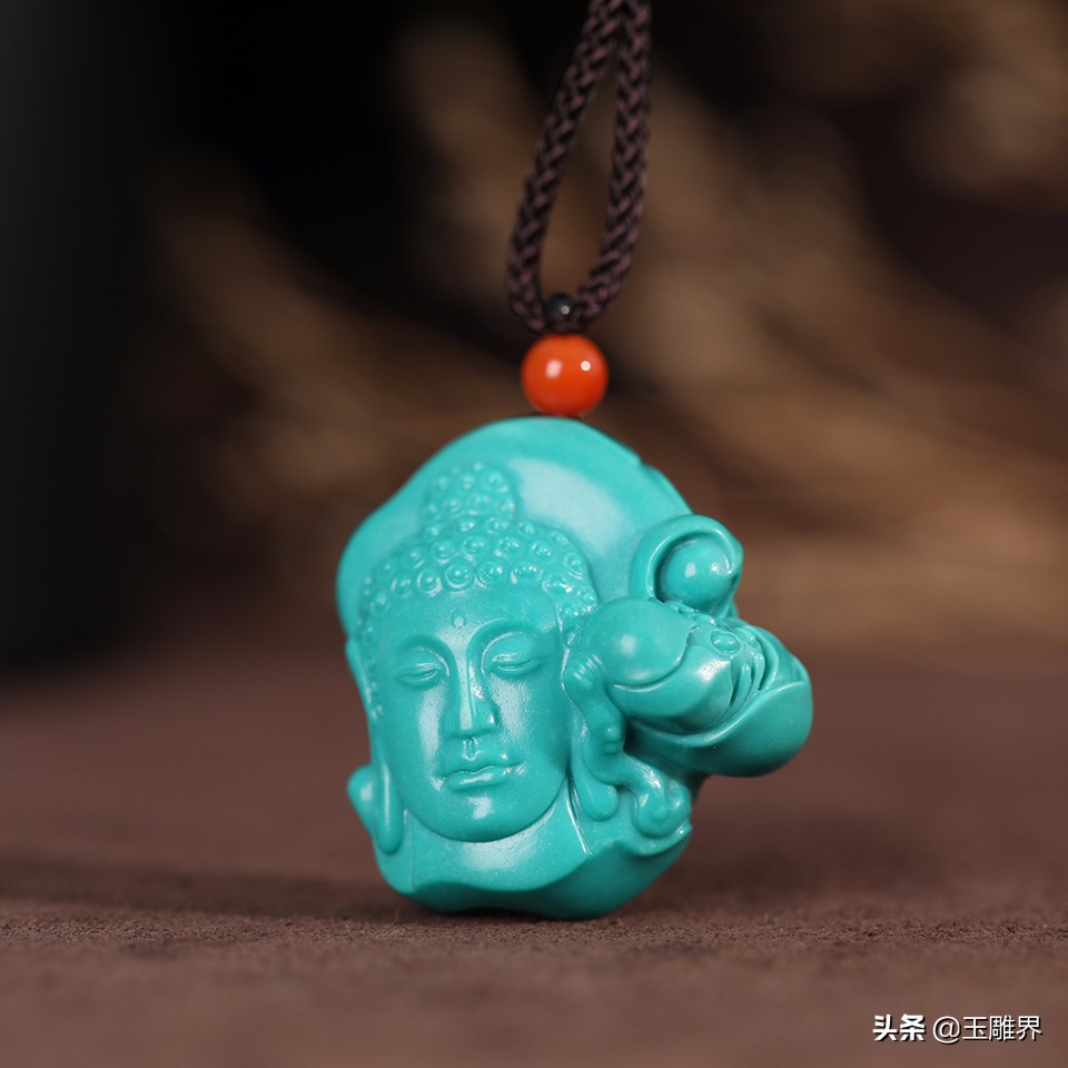 这条绿松石项链，她出的价格比任何一个成年人支付的价格都要高