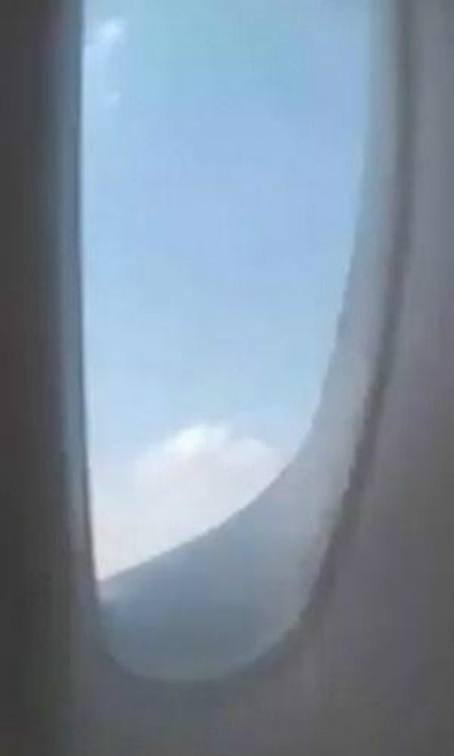 土耳其少女古灵精怪利用牛奶瓶巧拍飞机飞行画面,来学下拍照