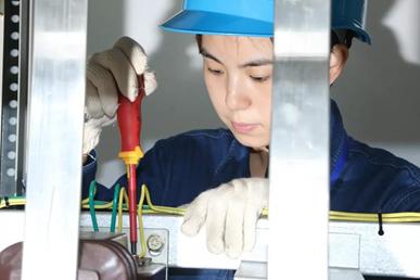 不爱红装爱武装的女子工作表现,不爱红装爱工装