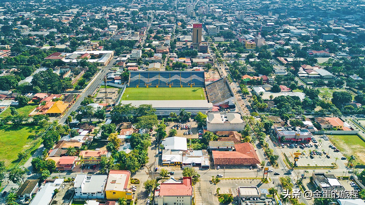 这里的肯德基加装防暴钢窗，保安用AK-47看店，此时此刻就在美洲