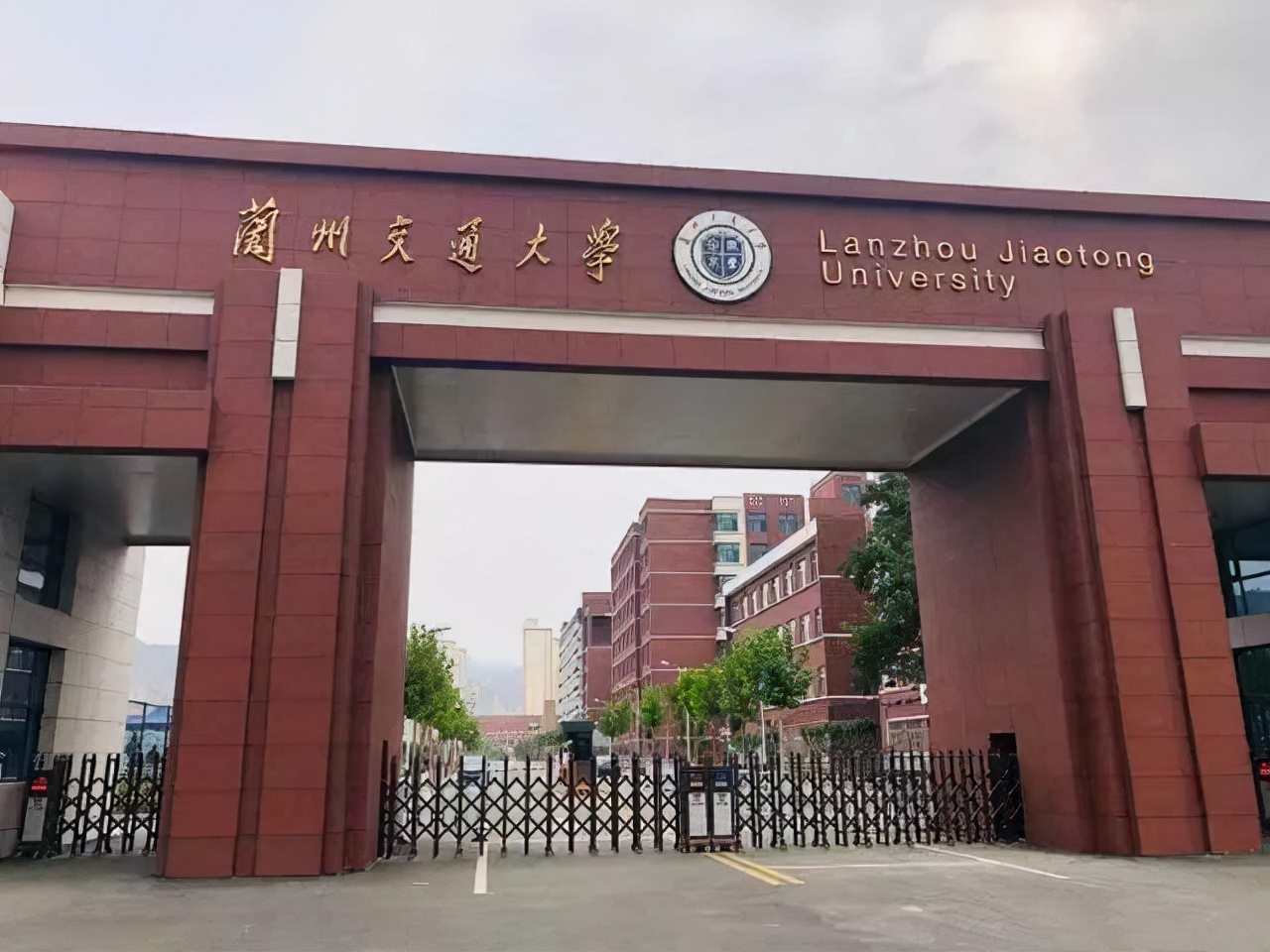 兰州交通大学是原铁道部直属院校，二本招生，小211，值得报考