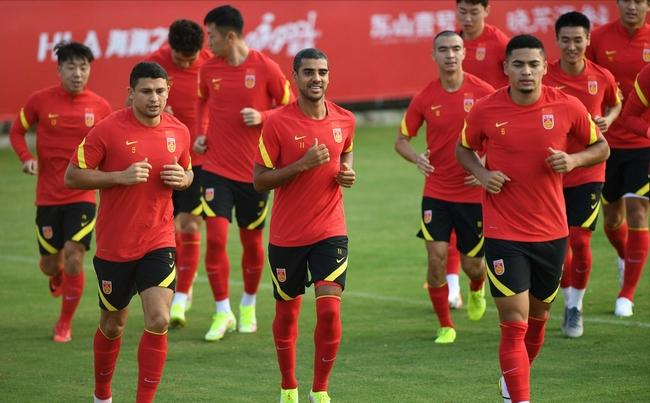 派上这个首发名单，用这个451阵型，对战澳大利亚队稳拿3分