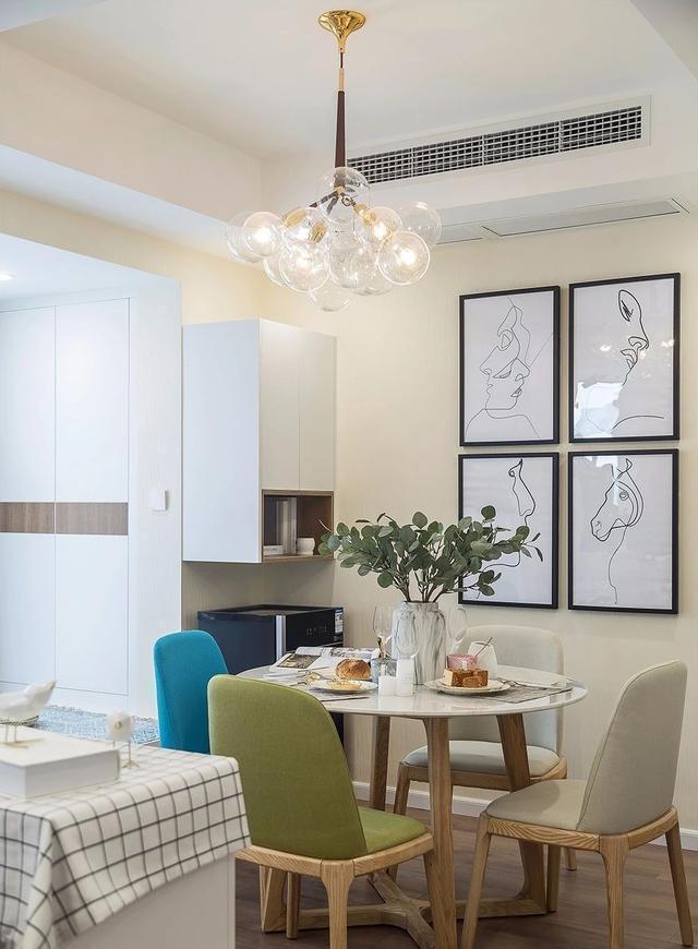 小次卧连着阳台砌墙做榻榻米,老破小阳台变卧室增加一间房