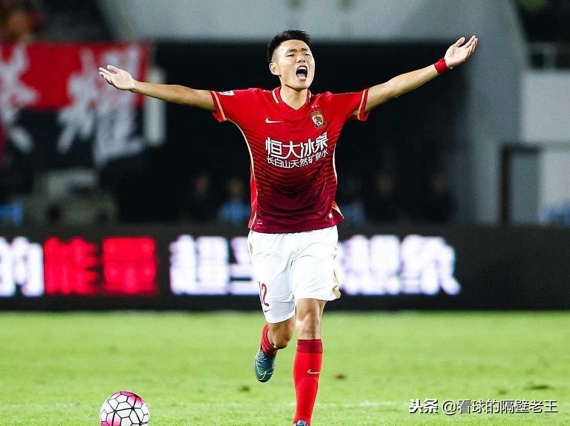 帮家乡队保级成功的功臣，老婆走T台大展好身材，他却抢镜秀恩爱