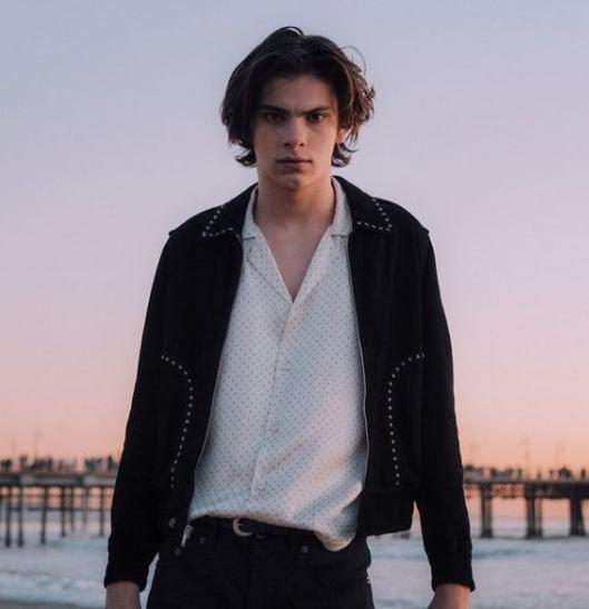 全球最撩超模！一双狐狸媚眼迷倒众生，爆红后却在乡下养鸡？