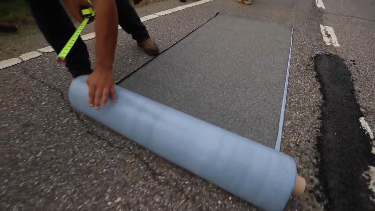 路面贴的胶带,路面凹凸不平坑坑洼洼