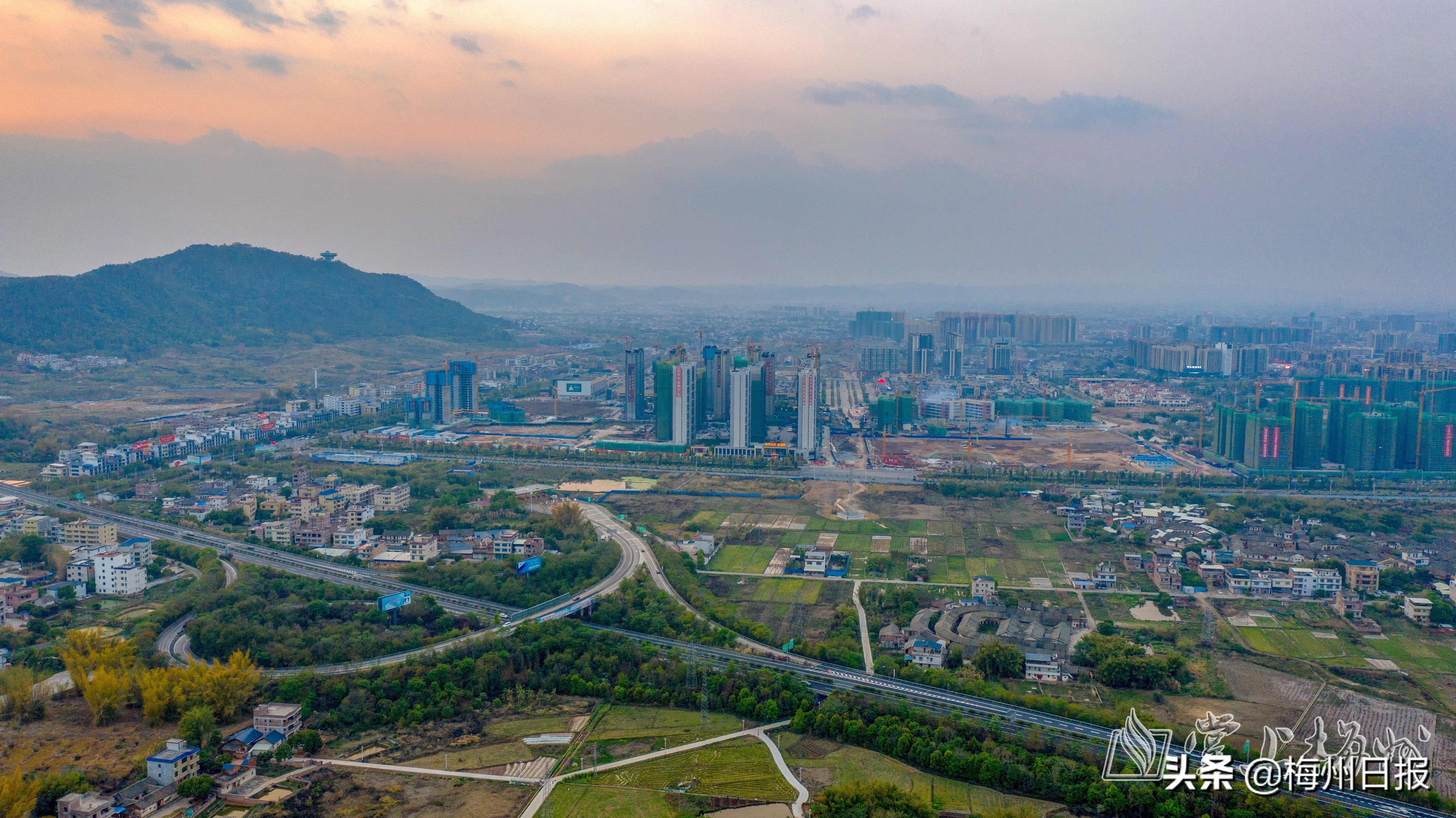 扬帆起航绘蓝图长风破浪踏征程,浓墨重彩绘宏图百舸争流谱新篇