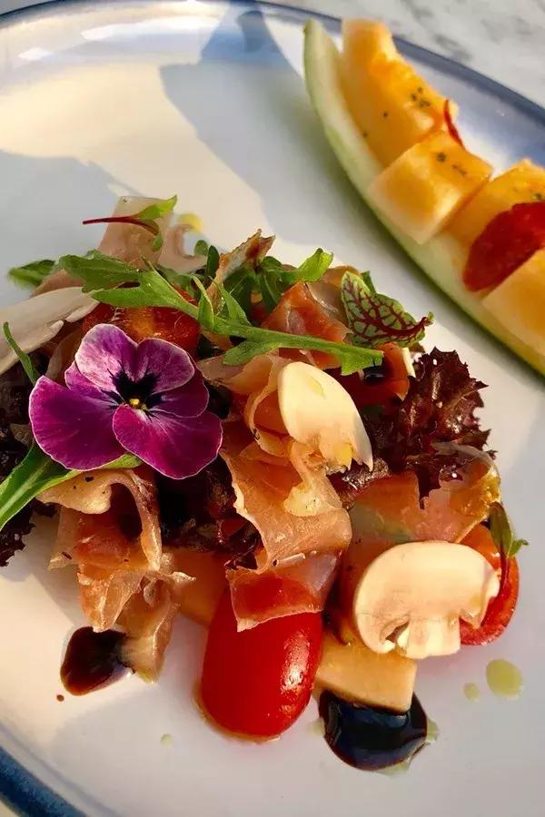 源和1916里的这家网红店，是花店也是甜点店还是图书馆