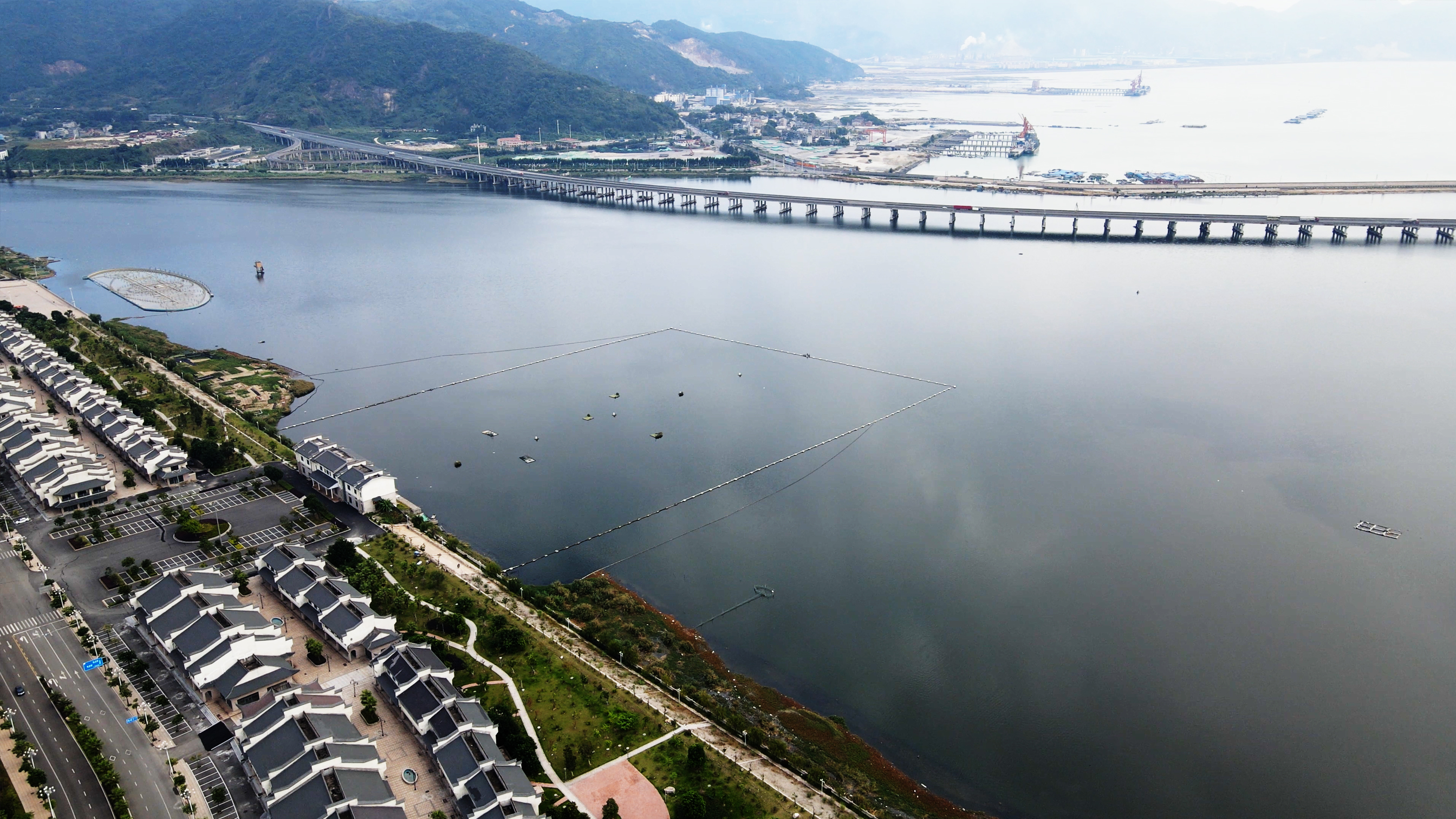 罗源这个小区的面积比城市还要大海景及高铁傍身却依旧空空荡荡