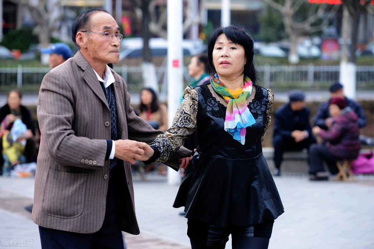 62岁老年人跳的广场舞蹈,退休老人该不该去跳广场舞