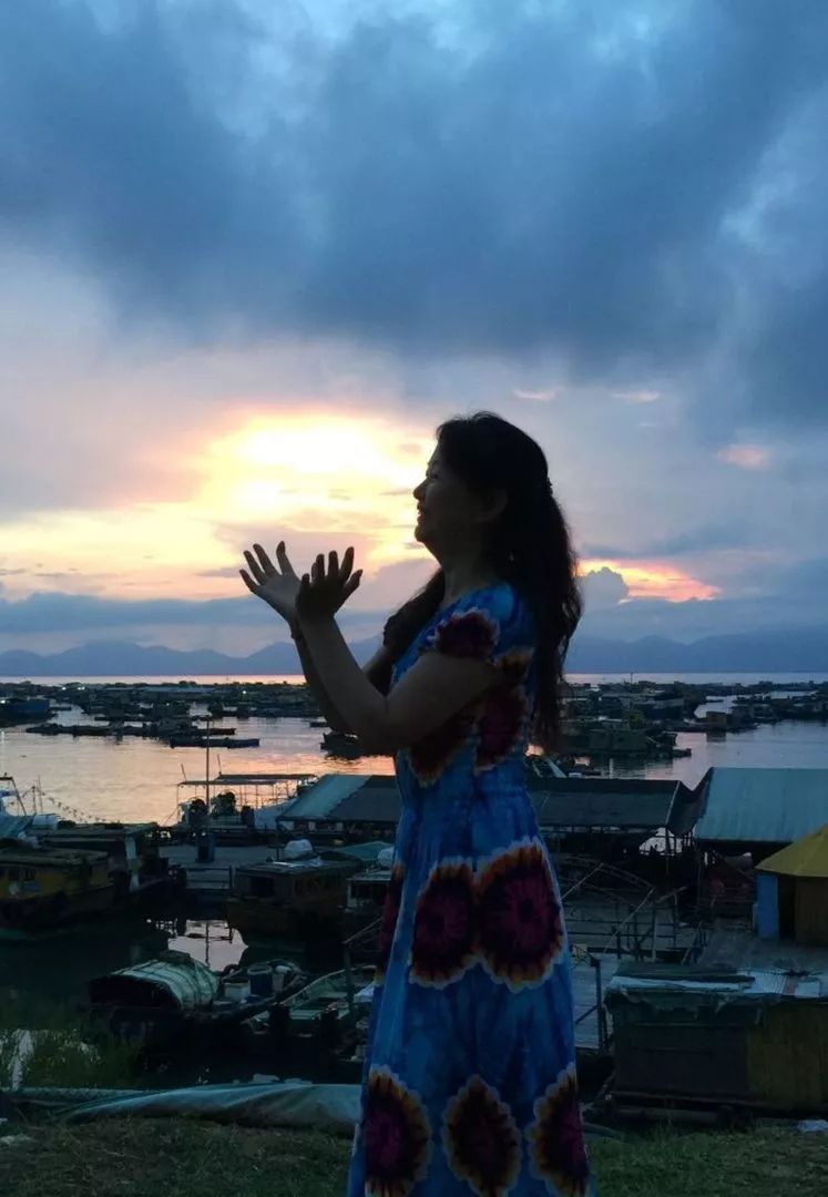 中国大妈旅游标配动作合集,中国大妈旅游拍摄姿势